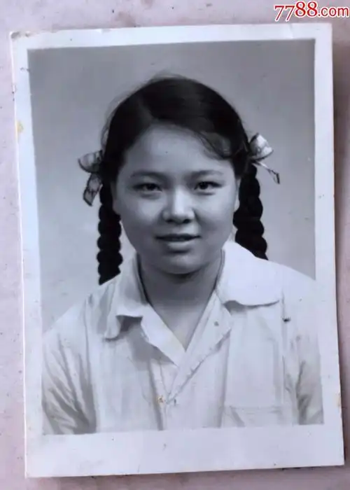 建国初梳麻花辫的姑娘照,老照片_第1张_7788老照片