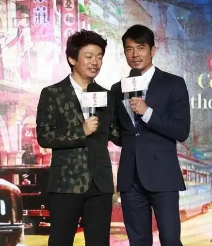 在某次活动中,当他和王宝强站在一起时,两人的身高几乎相同,这让人不