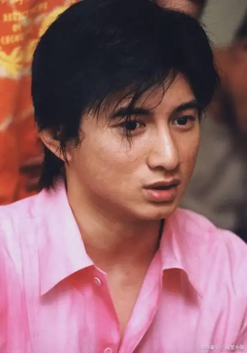 吴奇隆,摆地摊时,因为好看被发掘做了艺人!