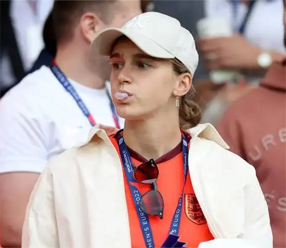 荷兰女足天才薇薇安米德玛