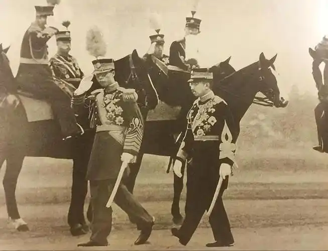 1935年溥仪访问日本裕仁天皇亲自迎接离开时为何落泪