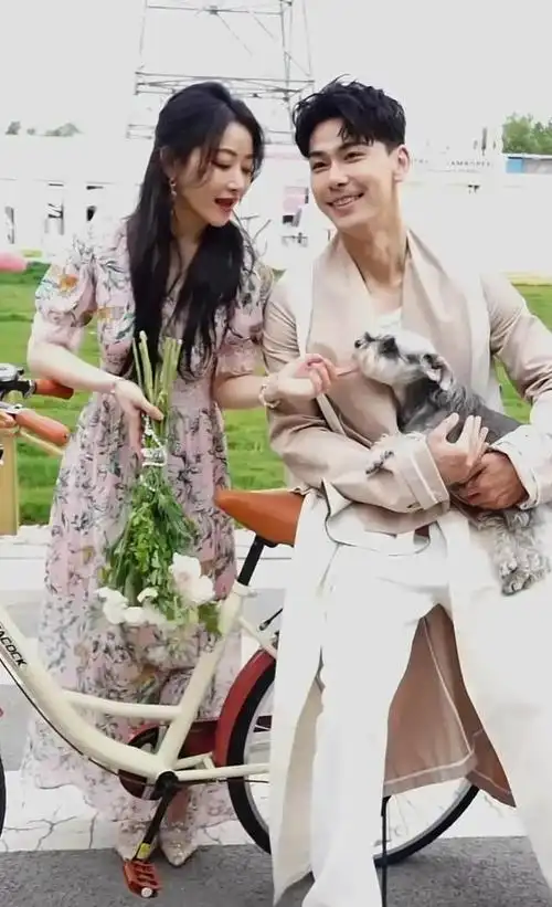 陈紫函和婆婆一起唱歌跳舞,闲谈家常.