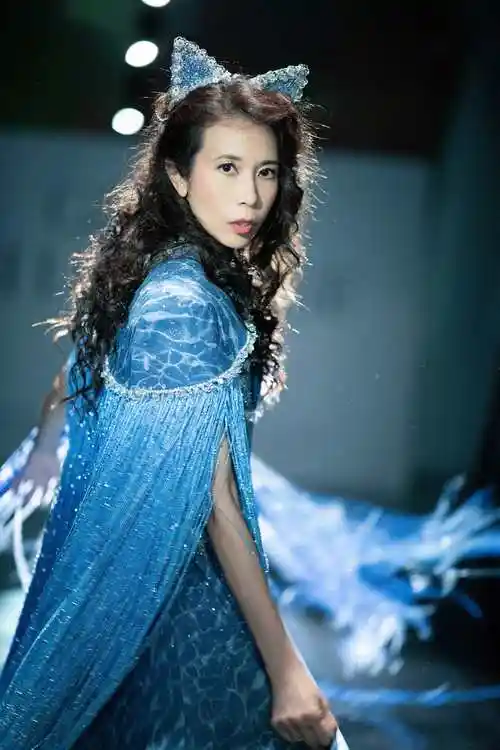 莫文蔚化身莫猫宝贝走秀云端环保大赏