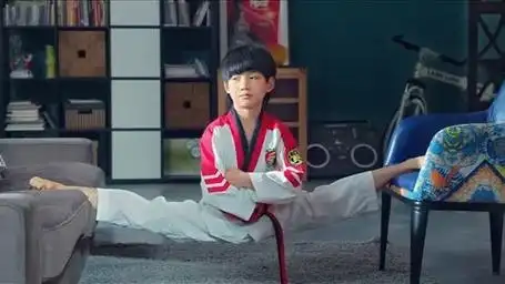 龙拳小子:林秋楠练功夫,一脚搭在沙发!