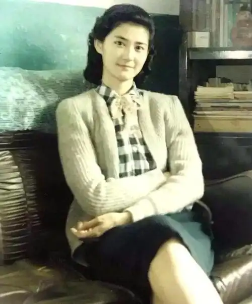 无意间翻到妈妈年轻时候的照片,在没有后期的年代,这才叫惊艳!