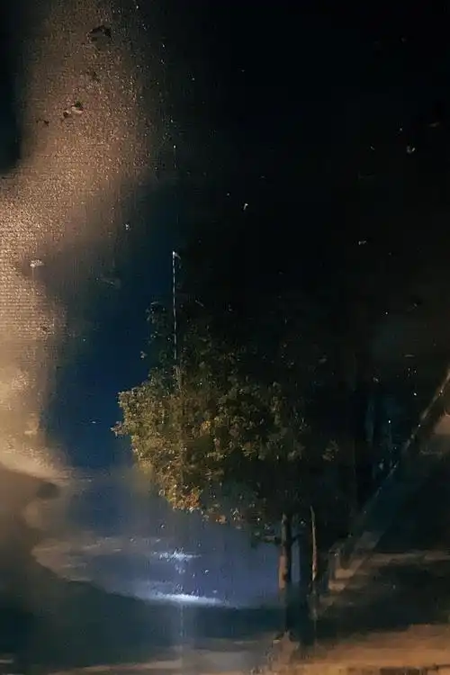 学校下雨后的晚上