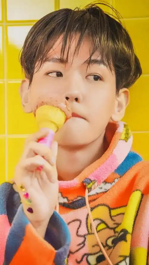 阳光干净男孩边伯贤可爱搞怪写真