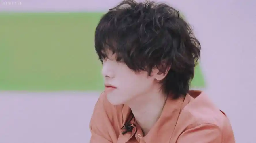 华晨宇酒吧吸烟被说不雅观,粉丝反应太机智了,难怪说追星人惹不起