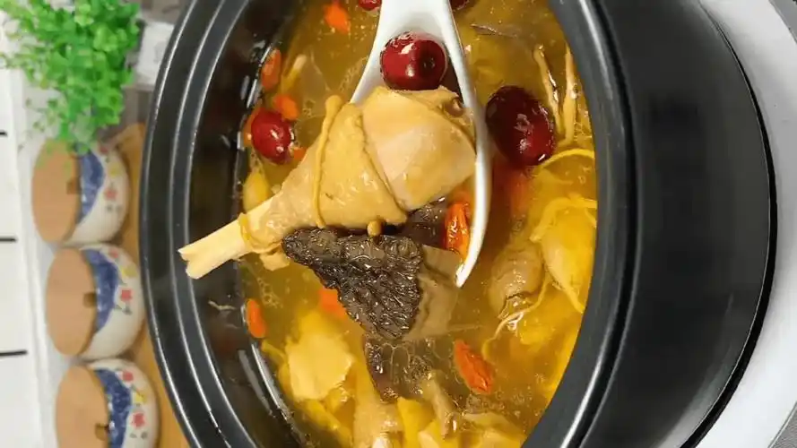 鸡汤怎么炖才好喝多加几种菌菇汤鲜味美营养又滋补