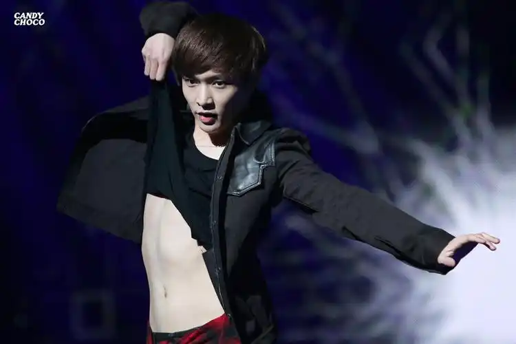 白白的~嫩嫩的~让我摸摸