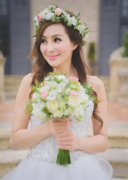 她51岁失婚带仨儿子 如今与小10岁富商拍婚纱照