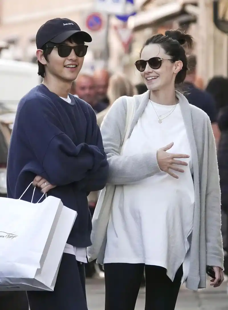 宋仲基和妻子在罗马街头手牵手逛街,女方的肚子微微隆起,两人看着惬意