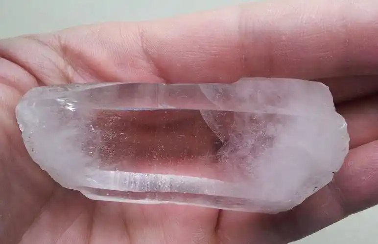 深山里的小溪捡到一个透明的石头,重量很重,求鉴定是什么品种.