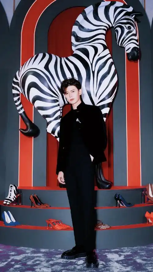 任嘉伦巴黎时装周