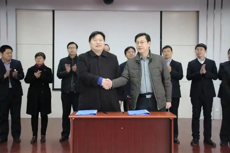 齐鲁工业大学轻工学部主任刘玉与东阿国胶堂董事长司家勇就合作虚议