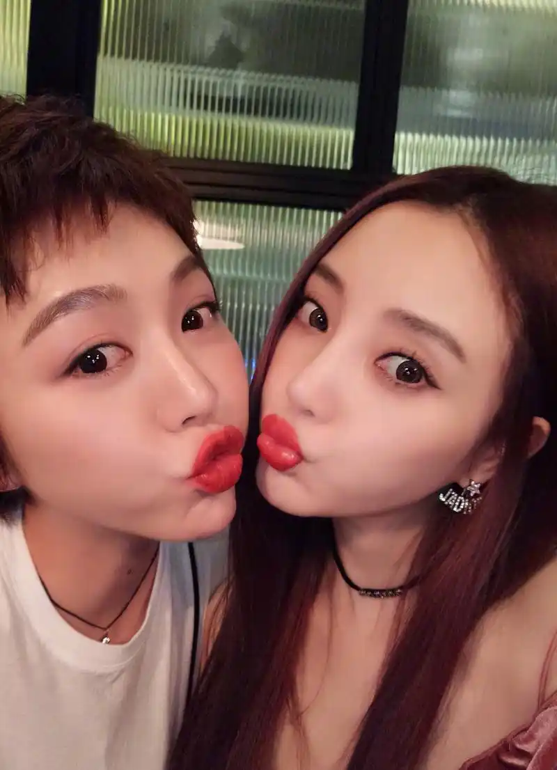 马苏李小璐秦岚等合影,遭网友吐槽:复制粘贴脸?你怎么看?