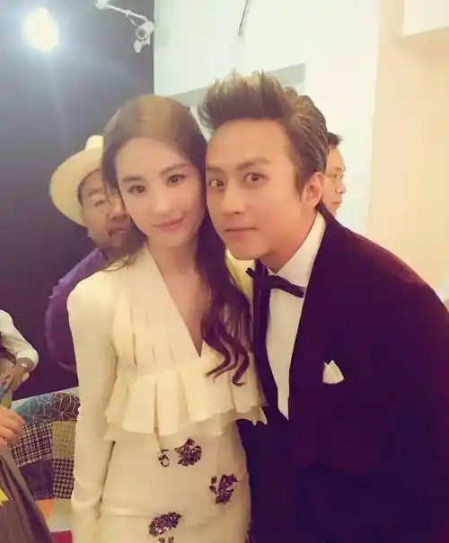 跟男演员从来没有cp感的刘亦菲,站在邓超旁边竟然配一脸?