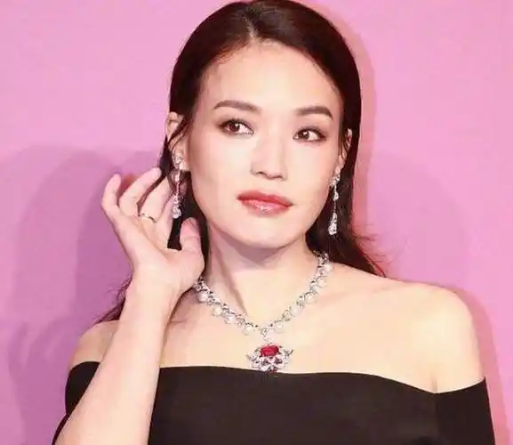 别再追求瓜子脸了这几位明星告诉你方脸也能美丽大气