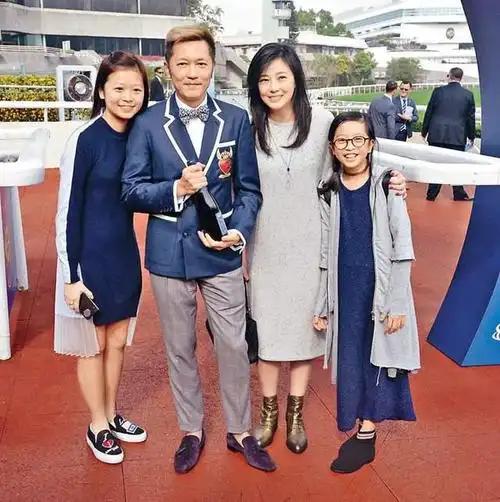 作为曾经的知名歌手,刘小慧和苏志威(草蜢乐队)都曾带来许多脍炙人口