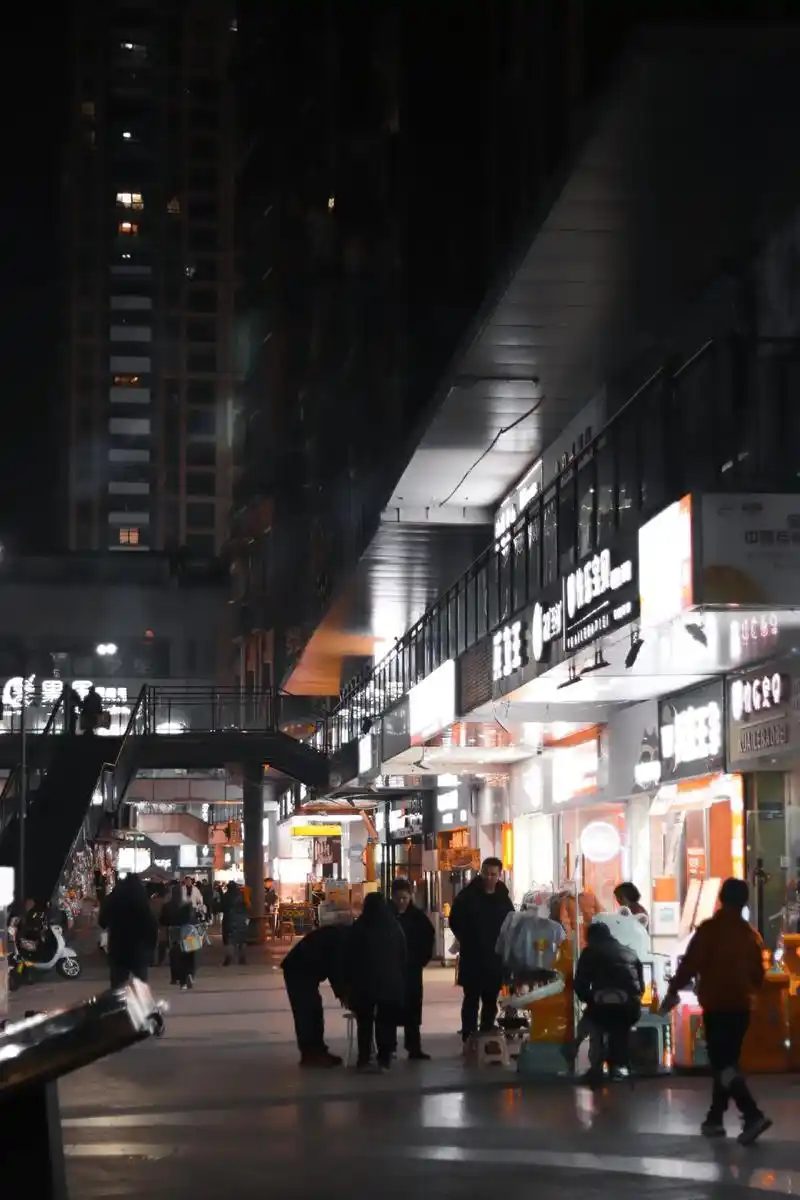 随笔.#创作灵感  9191 "当我拿起相机在落寞的街道上, - 抖音