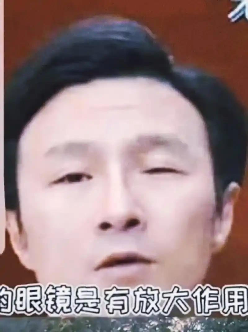 汪峰不戴眼镜形象大变,引发网友热议  近日,有网友在社交媒体上分享了