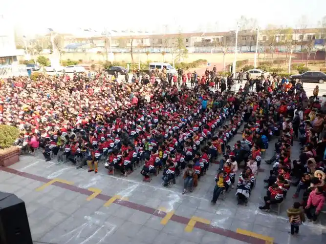 南刘集中学举行感恩励志演讲会