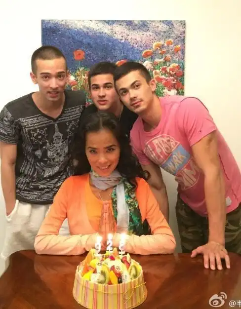 54岁韦唯近照,二婚老公似明星,三个儿子比他还帅
