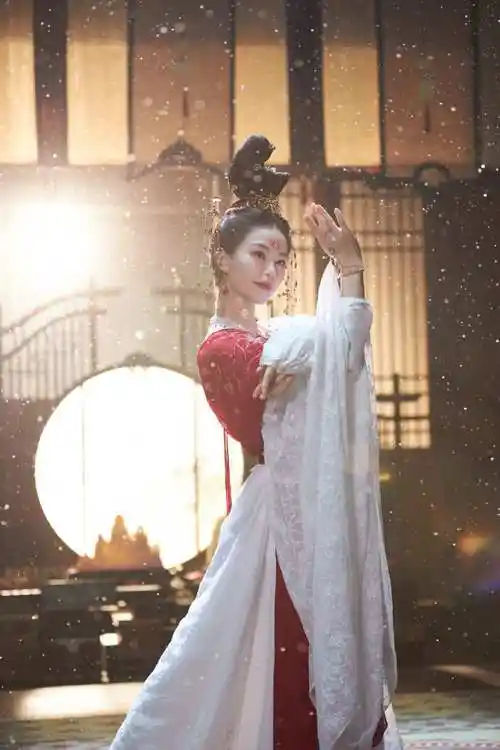 任如意素手扶红扇真的被《#一念关山#》刘诗诗任如意跳舞谜亖,素手扶