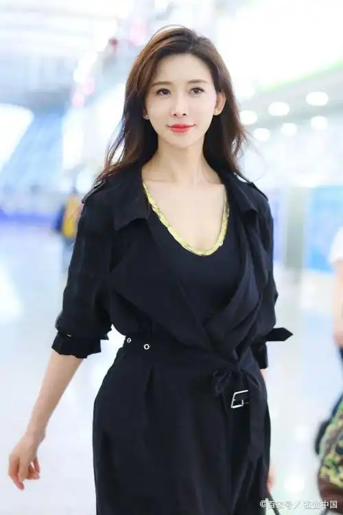 45岁林志玲亮相机场,比v甜笑变小姑娘,穿风衣裙优雅随性秀长腿