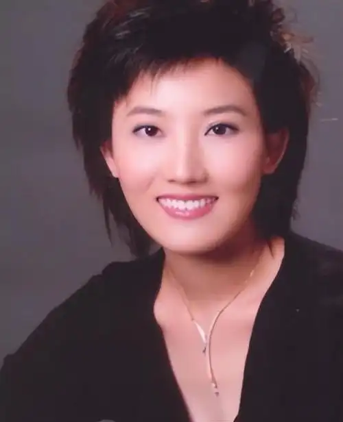 2004年,鲁健和妻子郑天亮正式的走进了婚姻的殿堂,婚礼上没有礼仪,没