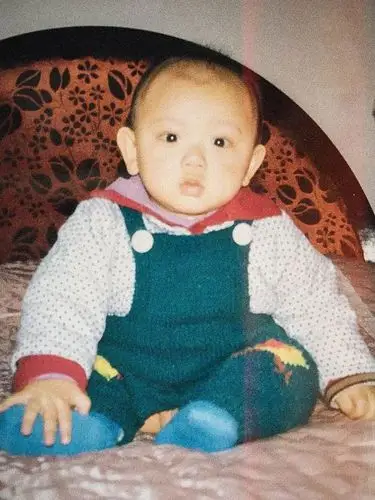 黄子韬生日发新曲预告海报黄爸爸曝光黄子韬童年照萌翻网友