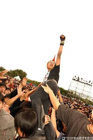 图文:迷笛音乐节第二天-鸡冠头跳水