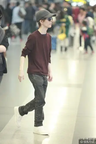 郭敬明衣衫单薄 遭女助理"勾肩搭背"显娇小(3)