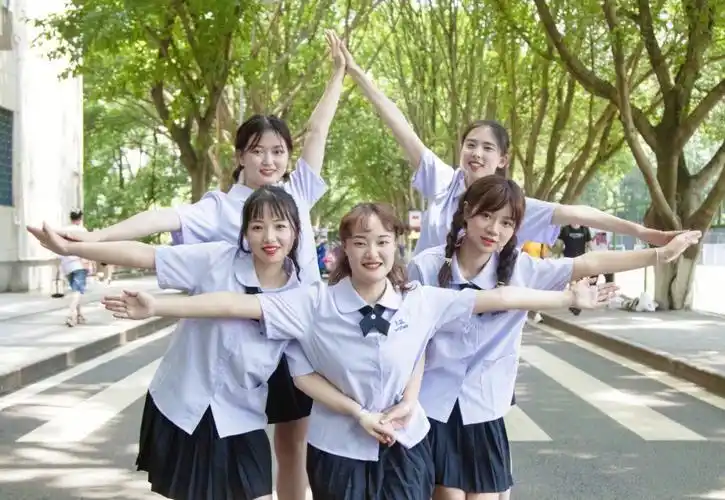 毕业写真寝室宿舍姐妹毕业照拍照姿势大全