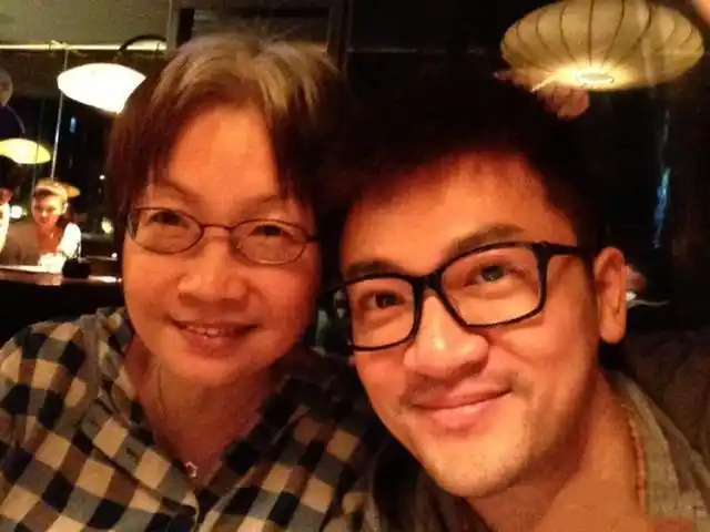 45岁苏有朋近照鼻子眼睛长得都像妈妈网友一家人颜值都好高