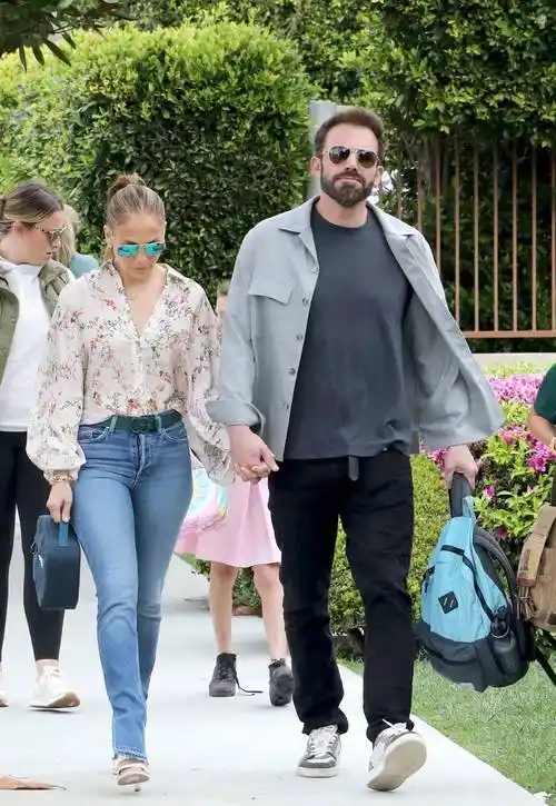 皇后乐队鼓手罗杰·泰勒获授不列颠帝国勋章纪念照出炉,罗花年轻的