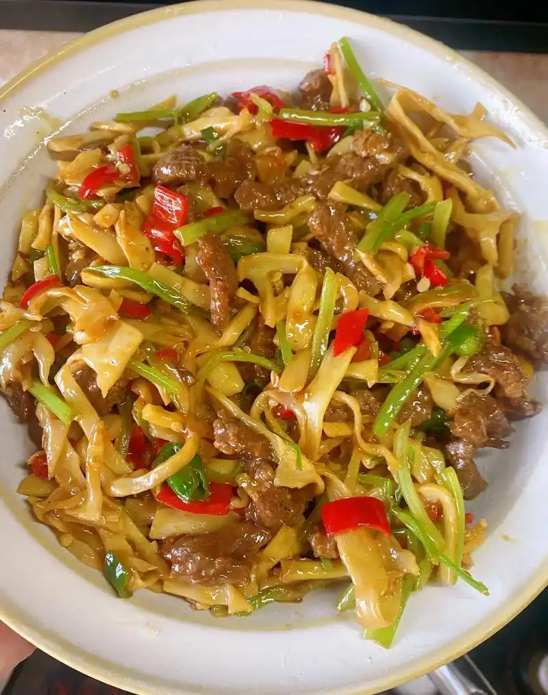 笋丝芹菜炒牛肉,巨巨巨巨巨好吃.材料   芹菜,糯米笋,牛里 - 抖音