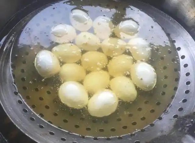 老婆把40个鸡蛋扔油锅里炸,婆婆骂她败家,做好后婆婆看得眼睛都不眨!