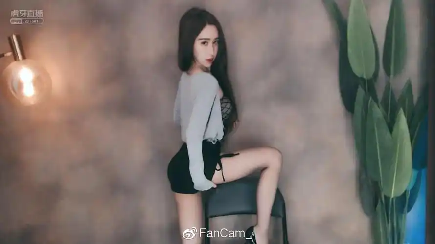 虎牙rdviki直播间疯狂秀美腿舞蹈美图合集200502