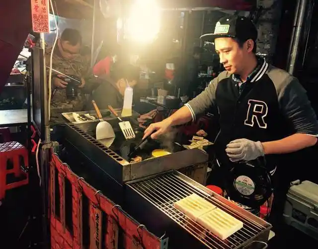 吴怀中在夜市摆摊的消息传出后,也有不少当年的粉丝来光顾他的摊位,更