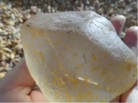 女子河边捡到"透明"石头, 你们知道是什么吗?