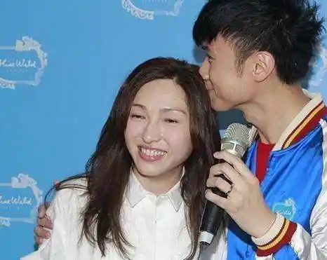 古巨基罕见公开秀恩爱,上演摸脸杀,50岁老婆在基仔怀中笑的好甜