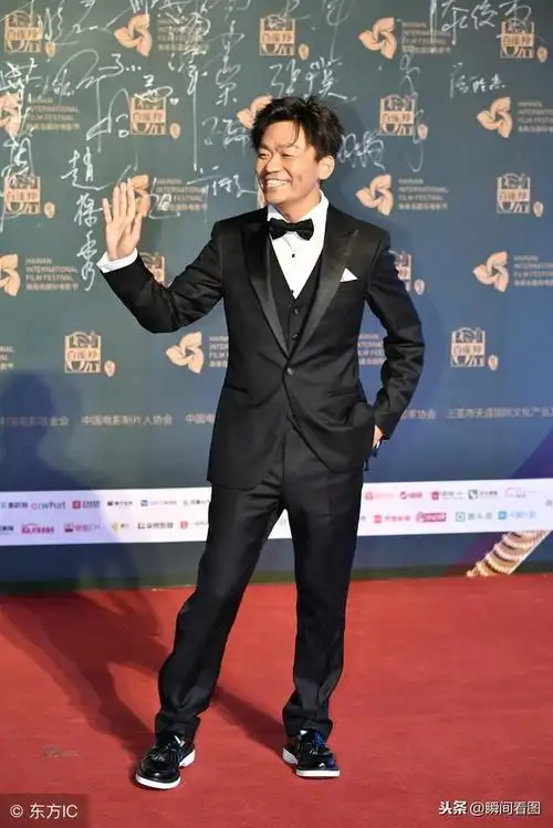 王宝强 黑色西装出镜 白色鞋底的鞋 网友:撑不起来西装