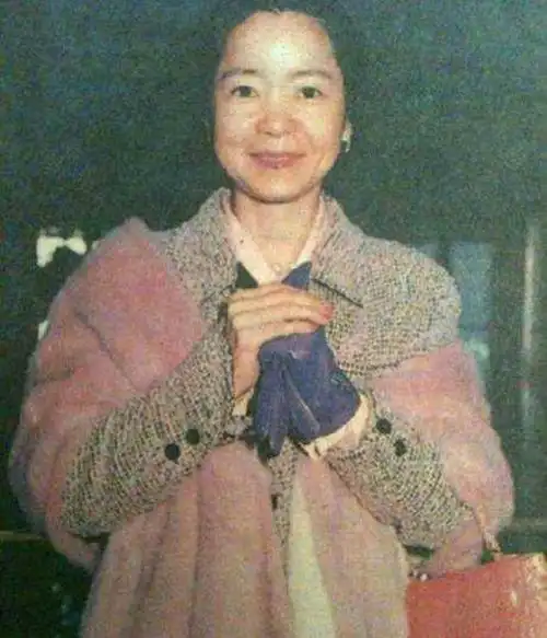 42岁邓丽君死因成谜覆盖国民党党旗下葬国军少将她是女特务