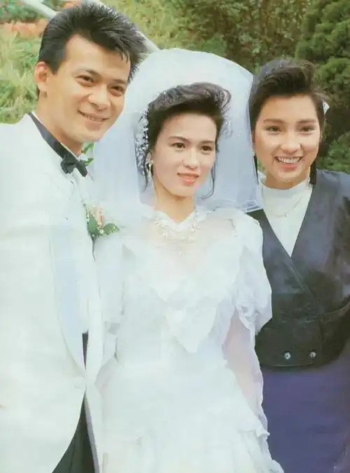 1988年,黄日华与梁洁华如愿步入了婚姻殿堂,结束了长达8年的恋情.