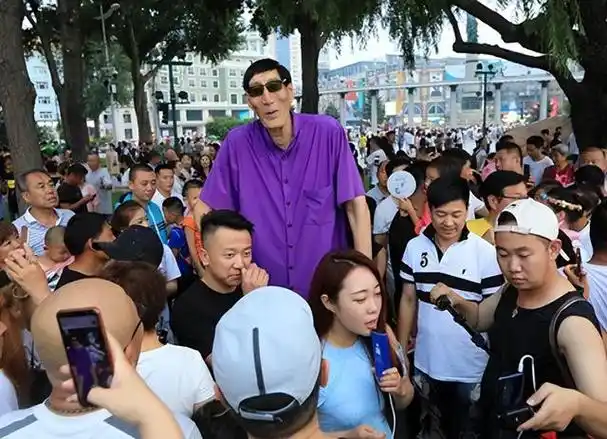 鲍喜顺:中国第一巨人身高超2米,不顾反对执意生子,后来如何?