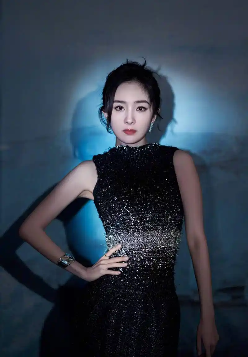 杨幂穿搭大揭秘!独特时尚风格让你惊艳不已!