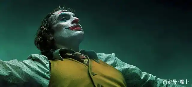 小丑:dc年度精彩,豆瓣8.7,不是超英,是一个普通小市民犯罪片