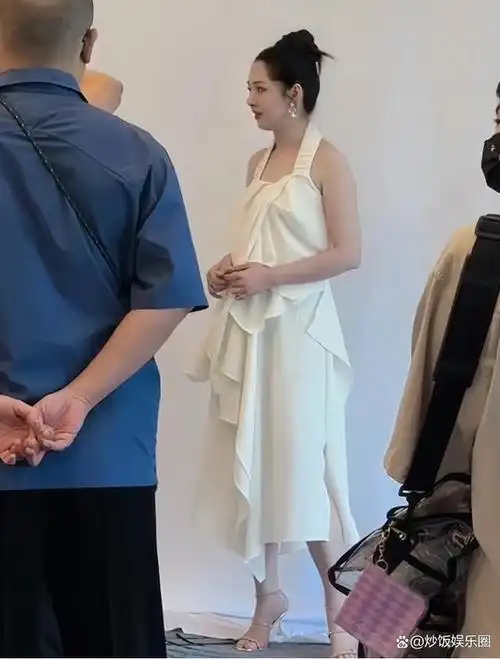 39岁郭碧婷近况认不出脸型变圆身材发福撞脸向太福气满满