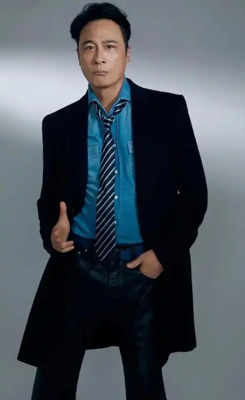 吴镇宇让我们熟知的就是他拍摄过很多黑老大的形象,而且他演的黑老大